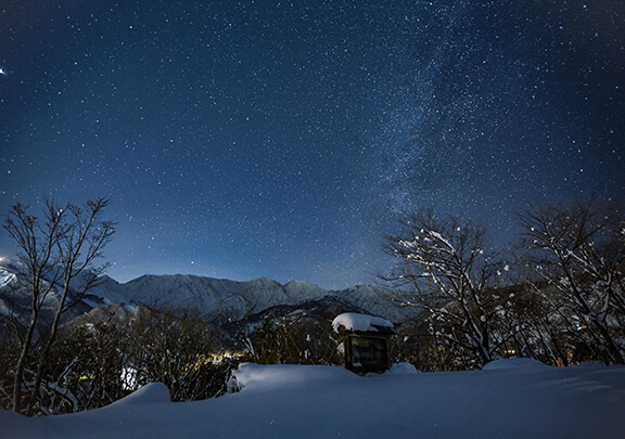 白馬村の静かな雪景色に輝く星空