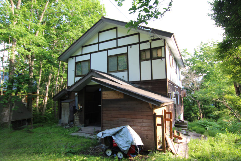 Donguri small lodge building with 2bdr timber cabin in same land